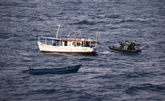 Miembros de la Armada de Holanda en un bote inflable de casco rígido (Rigid Hulled Inflatable Boat RHIB por sus siglas en inglés) se acercan al  bote pesquero venezolano que transportaba la cocaína el pasado 5 de marzo. / Foto Armada de Holanda