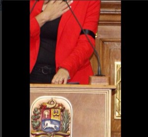 Esta es la razón por la que María Corina usó un brazalete negro en su discurso en la AN