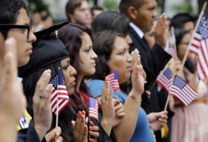 Miles de latinos sacan la ciudadanía de EEUU por miedo a que gane Trump