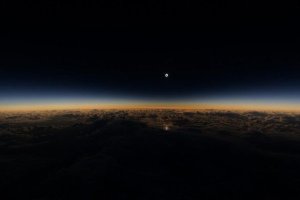 El eclipse solar visto desde un avión (video)