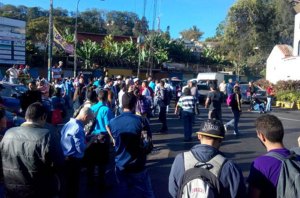 Usuarios protestan en San Antonio de los Altos por aumento de pasaje (Fotos)