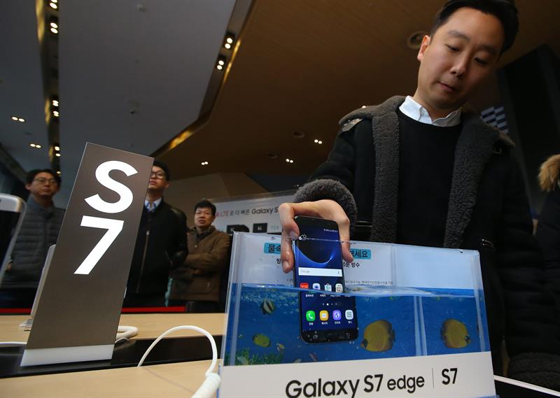 Samsung lanza a la venta el Galaxy S7 en cincuenta países