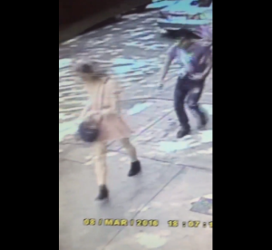 ¡Indignante! Atacan a periodista en plena calle, le bajan la ropa interior y de paso la insultan (VIDEO)