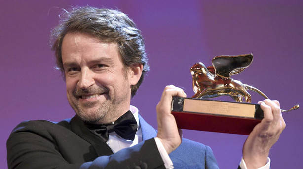 El director venezolano Lorenzo Vigas, exhibe el León de Oro en Festival de Venecia. EFE