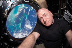 El astronauta Scott Kelly deja la Nasa tras pasar un año en el espacio