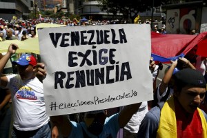Venezolanos exigen en las calles la renuncia de Maduro (Fotos)