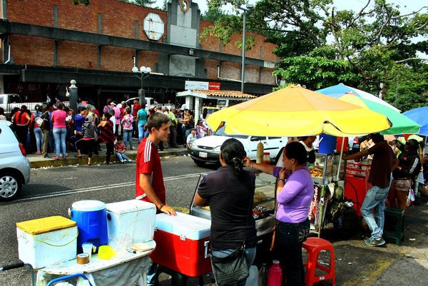 Hasta siete informales ofrecían desayuno frente al Bicentenario. (Foto/Omar Hernández)