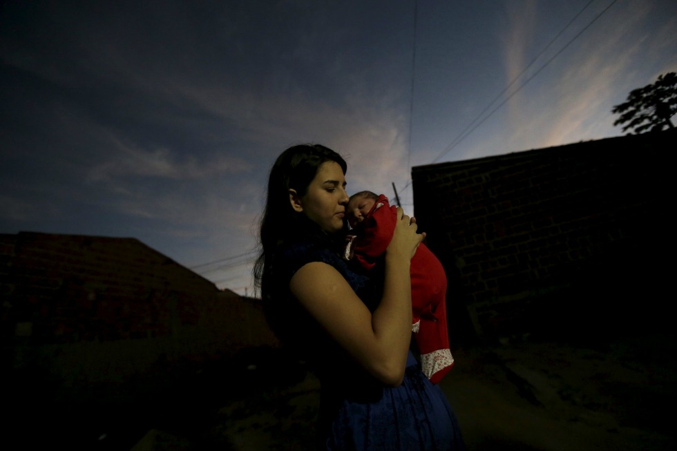 Madres brasileñas crían solas a bebés con microcefalia