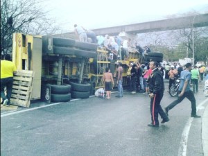 Saquearon camión que transportaba refrescos en Guarenas (Fotos)