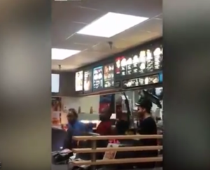 ¿Por una hamburguesa? Empleado de McDonald’s noquea a su jefe y se vuelve viral