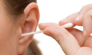 Limpiarse los oídos con hisopos  puede ser más peligroso de lo que cree