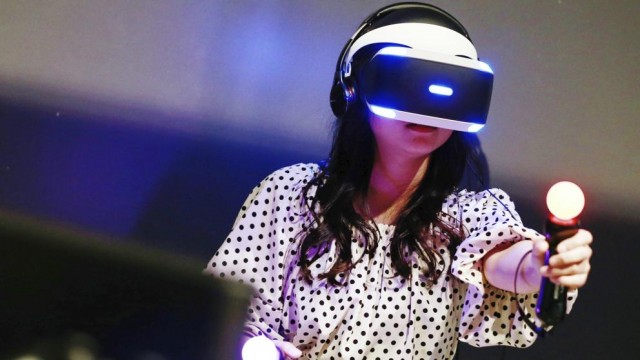 Una chica interactúa con un dispositivo de realidad virtual Sony PlayStation VR. EFE