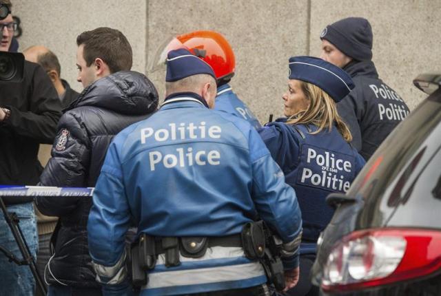 Fuerzas de seguridad especiales de Bélgica efectúan una nueva operación antiterrorista en Molenbeek, Bruselas, Bélgica, el 18 de marzo del 2016, dirigida a buscar al principal fugado de los atentados del 13-N en París, Salah Abdeslam, en un operativo en el que se han escuchado tiros, según la prensa local. EFE/Stephanie Lecocq