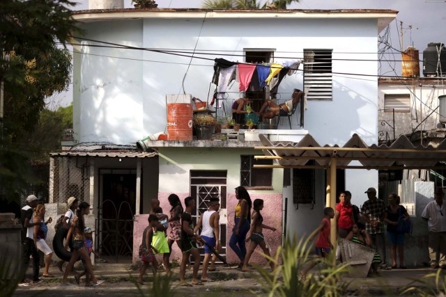 2016-03-20T013503Z_382123948_GF10000352350_RTRMADP_3_CUBA-DAILYLIFE