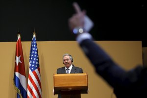 Al mejor estilo de Larry King en “The Dictator”, Raúl Castro se hizo el sordo en rueda de prensa (Video + Compare)