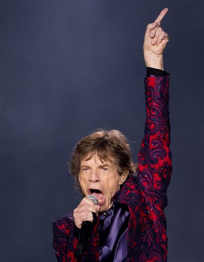 En esta imagen del lunes 14 de marzo de 2016, Mick Jagger actúa durante la gira Olé de los Rolling Stones en el Foro Sol de Ciudad de México. Jagger celebró el concierto del lunes por la noche con una broma a costa de Sean Penn, que causó polémica en México con una entrevista secreta con Joaquín "El Chapo" Guzmán. "Sean Penn vino a entrevistarme al hotel, pero me escapé", dijo  el líder de la banda británica para divertimento del público. (AP Foto/Eduardo Verdugo)