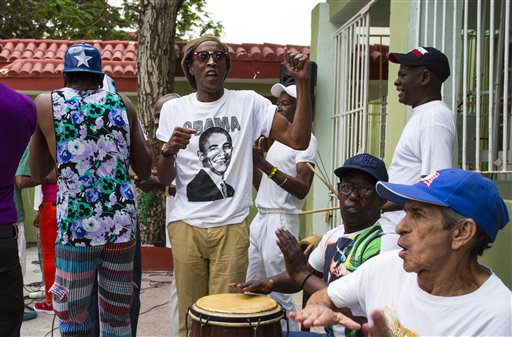 Un músico toca mientras porta una camiseta con la imagen del presidente estadounidense Barack Obama en una reunión semanal para bailar rumba en La Habana, Cuba, el sábado 19 de marzo de 2016. Para cientos de miles de cubanos de raza negra, Obama no es sólo el primer líder de Estados Unidos en visitar su país en casi nueve décadas. Es un hombre negro cuyo ascenso al puesto de mayor poder en el mundo es una fuente de orgullo e inspiración para una comunidad que aún lucha contra el racismo informal y las desventajas económicas a pesar del intento del gobierno revolucionario por poner fin a los prejuicios raciales en Cuba. (Foto AP/Desmond Boylan)