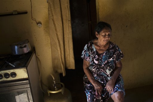 En esta imagen, tomada el 10 de febrero de 2016, Terezinha de Melo, de 75 años y que dice tener chikungunya que le causa dolor de cabeza y en las articulaciones, sentada en su casa mientras operarios municipales la inspeccionan como parte de la campaña de fumigación contra el mosquito Aedes aegypti en Monteiro, Brasil. En Monteiro, el alcalde declaró una emergencia de salud justo antes de la Navidad, cuando la cantidad de personas que ingresaron a la sala de emergencia del hospital se triplicó. En un turno de 24 horas que fue especialmente frenético, el hospital se gastó la provisión mensual de analgésicos, mientras que muchos pacientes con zika y otras enfermedades transmitidas por mosquitos recibían atención médica en los abarrotados pasillos del hospital. (Foto AP/Felipe Dana)