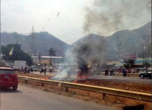 Reportan situación irregular en alrededores de Makro Valencia (Fotos)