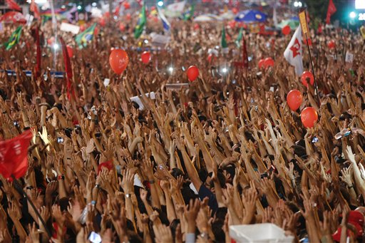 En esta imagen del viernes 18 de marzo de 2016, miles de personas asisten a una marcha en apoyo de la presidenta de Brasil, Dilma Rousseff, y el expresidente Luiz Inácio Lula da Silva en Brasilia, Brasil. Los asistentes se reunieron en marchas de todo el país, especialmente en la zona industrial en el sur, donde tiene su base el que fuera uno de los líderes mundiales más famosos del mundo entre 2003 y 2010. Muchos de los manifestantes vistieron camisetas rojas y corearon "Lula, el ministro de la esperanza". (AP Foto/Andre Penner)