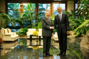 El histórico saludo entre Obama y Castro en el Palacio de la Revolución (Fotos)