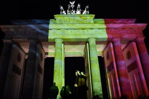 Alemania también se solidariza y enciende la puerta de Brandenburgo con los colores de la bandera belga (Fotos)
