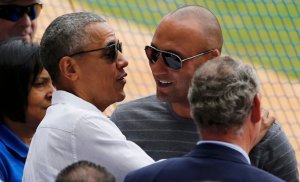 El saludo entre Barack Obama y Derek Jeter en La Habana