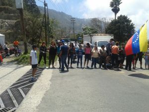 Protesta mantiene cerrado el paso hacia El Junquito (Fotos)