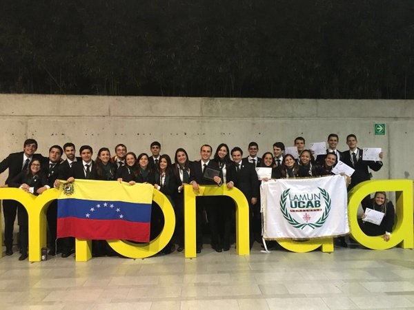 La delegación UCAB, ganadora de "mejor delegación grande" en la sede de la Universidad de los Andes en Bogotá / foto @lamunucab