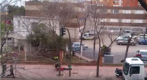 VIDEO: Detenido tras pasear junto a una sede policial con un rifle de asalto simulado