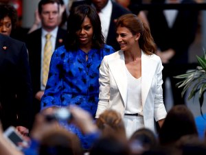 El comprometedor saludo entre Michelle Obama y la primera dama de Argentina (Fotos)