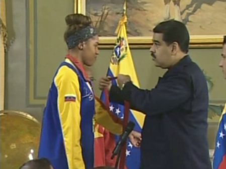 Condecoran a Yulimar Rojas con la orden José Félix Ribas por su medalla de oro en salto triple