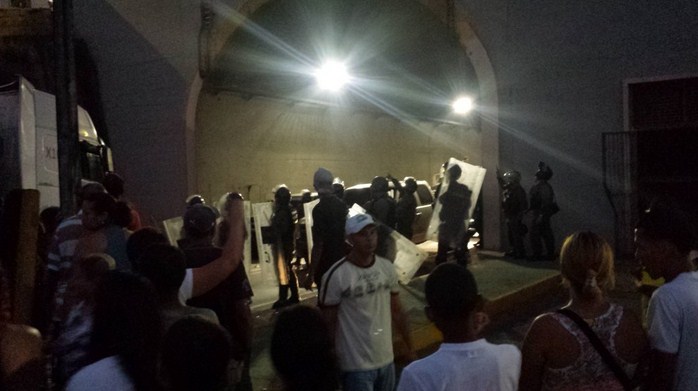 GNB reprimió con gas lacrimógeno manifestación en túnel de La Planicie (Fotos y Video)