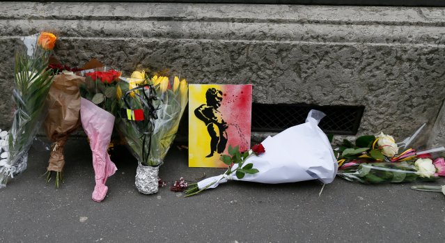 Un Manneken Pis es pantalla junto a las flores con los colores de la bandera belga en frente de la embajada de Bélgica en París, Francia, 23 de Marzo, 2016, homenaje a las víctimas de ataques con bomba del martes en Bruselas. REUTERS / Gonzalo Fuentes