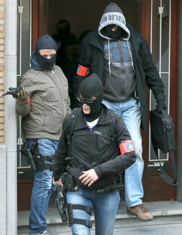 Policía belga retira un paquete de un edifico en Anderlecht, Bélgica. REUTERS/Charles Platiau