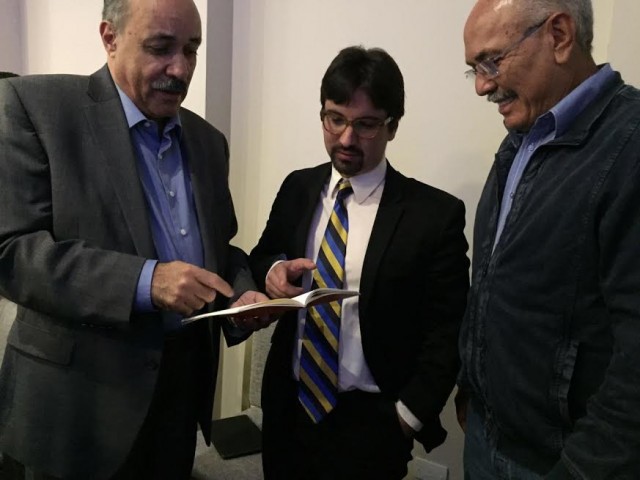 Carlos Tablante entrega el libro El Gran Saqueo a Freddy Guevara e Ismael García, presidente y vice presidente de la Comisión de Contraloría de la AN