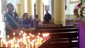 Ramos Allup le rezó al Nazareno en iglesia de Caracas (Fotos)
