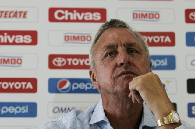 En la foto, de archivo, Johan Cruyff en una presentación en Guadalajara el 13 de junio de 2012. El legendario ex futbolista y entrenador holandés Johan Cruyff murió a los 68 años, según un mensaje publicado en su sitio web. REUTERS/Alejandro Acosta/
