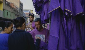 Vendedor de túnicas del Nazareno: El hampa está fea, vendo asustado (Video)