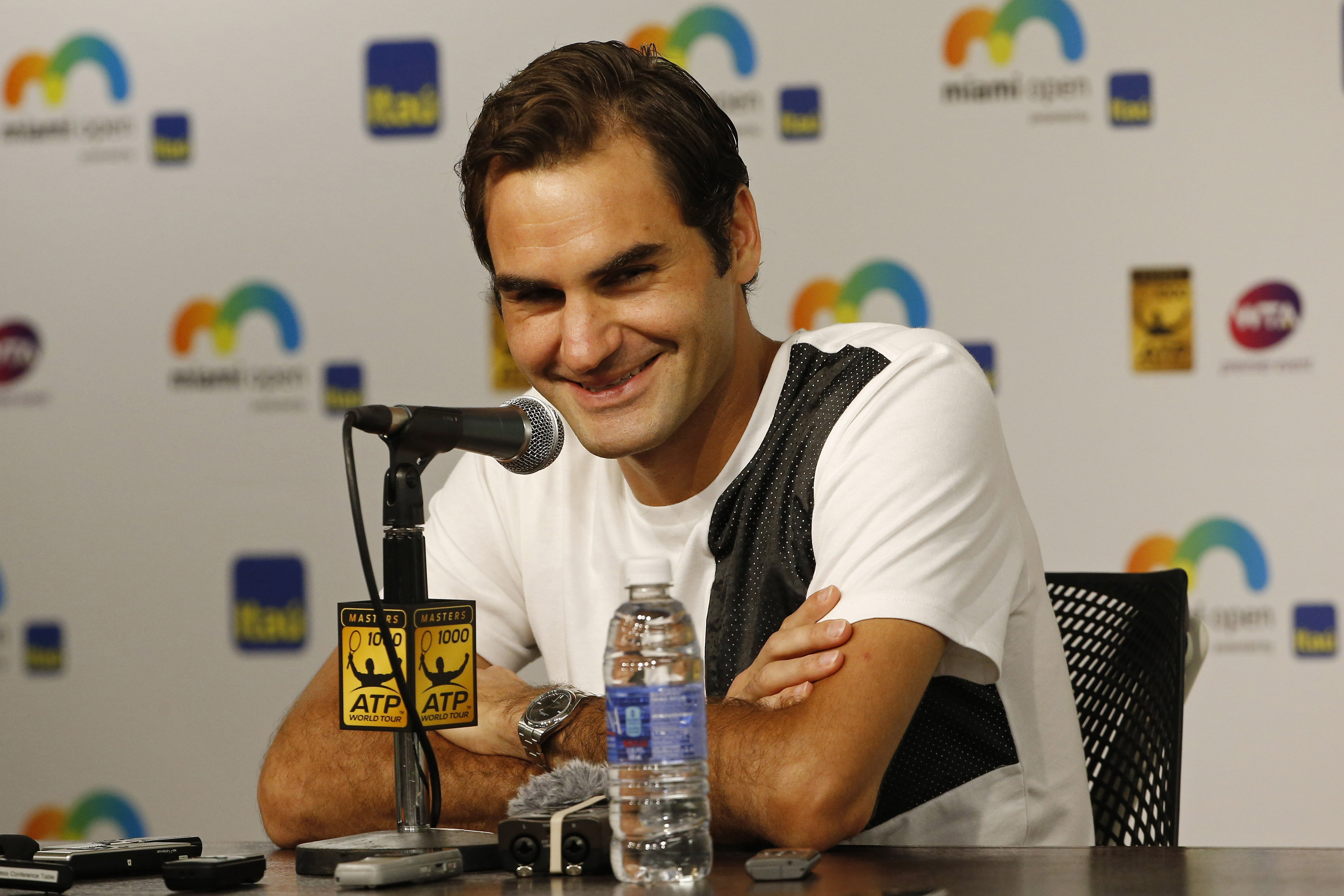 Federer se retira de Abierto de Miami por un virus