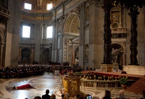 Predicador del Papa pide “desmitificar la venganza” ante problemas del mundo