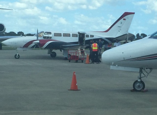 El avión Cessna YV 2708 durante la requisa ayer al mediodía en el aeropuerto de La Romana en República Dominicana / lapatilla.com