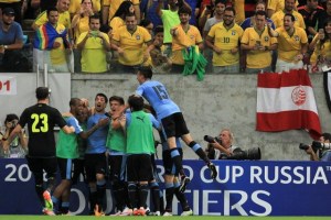 Uruguay empató con Brasil en una remontada de la mano de Suárez y Cavani