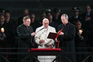 El papa Francisco condena durante Vía Crucis a curas pedófilos, “que quitan a inocentes la dignidad”