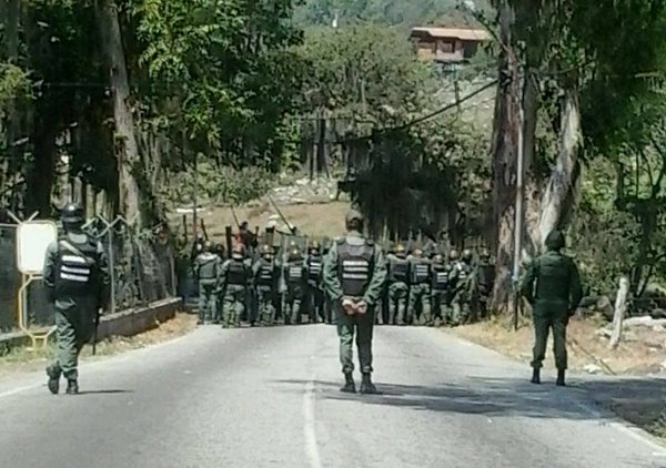 Vecinos de El Playón protestaron frente al Circuito Judicial de Mérida por detención de dueño de posada