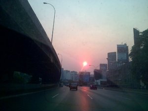 En Fotos: El sol naranja de Caracas en el atardecer de este Sábado de Gloria