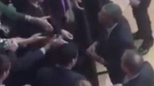 Obama guardó su anillo para saludar a jóvenes argentinos y el gesto sigue dando que hablar