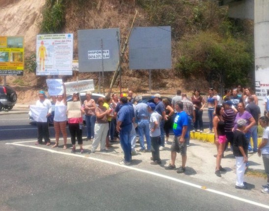Vecinos de Carrizal trancaron la Panamericana; tienen ocho días sin agua