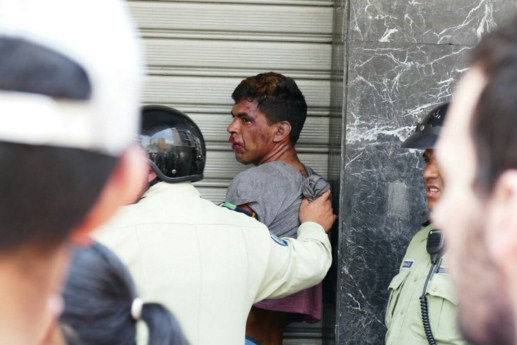 Vecinos de Chacao casi linchan a sujeto que robó a embarazada (Fotos)