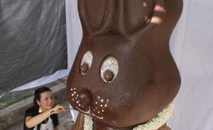 Este es el delicioso conejo de Pascua más alto del mundo (Fotos+puro chocolate)